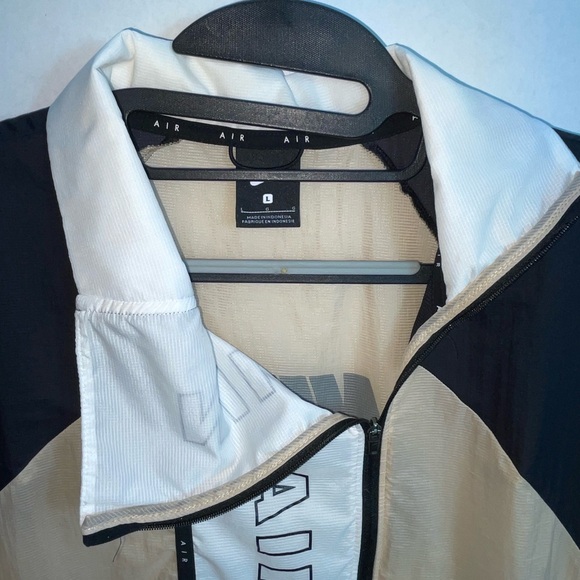 Women’s Nike Air Reflective Jacket - Picture 5 of 11